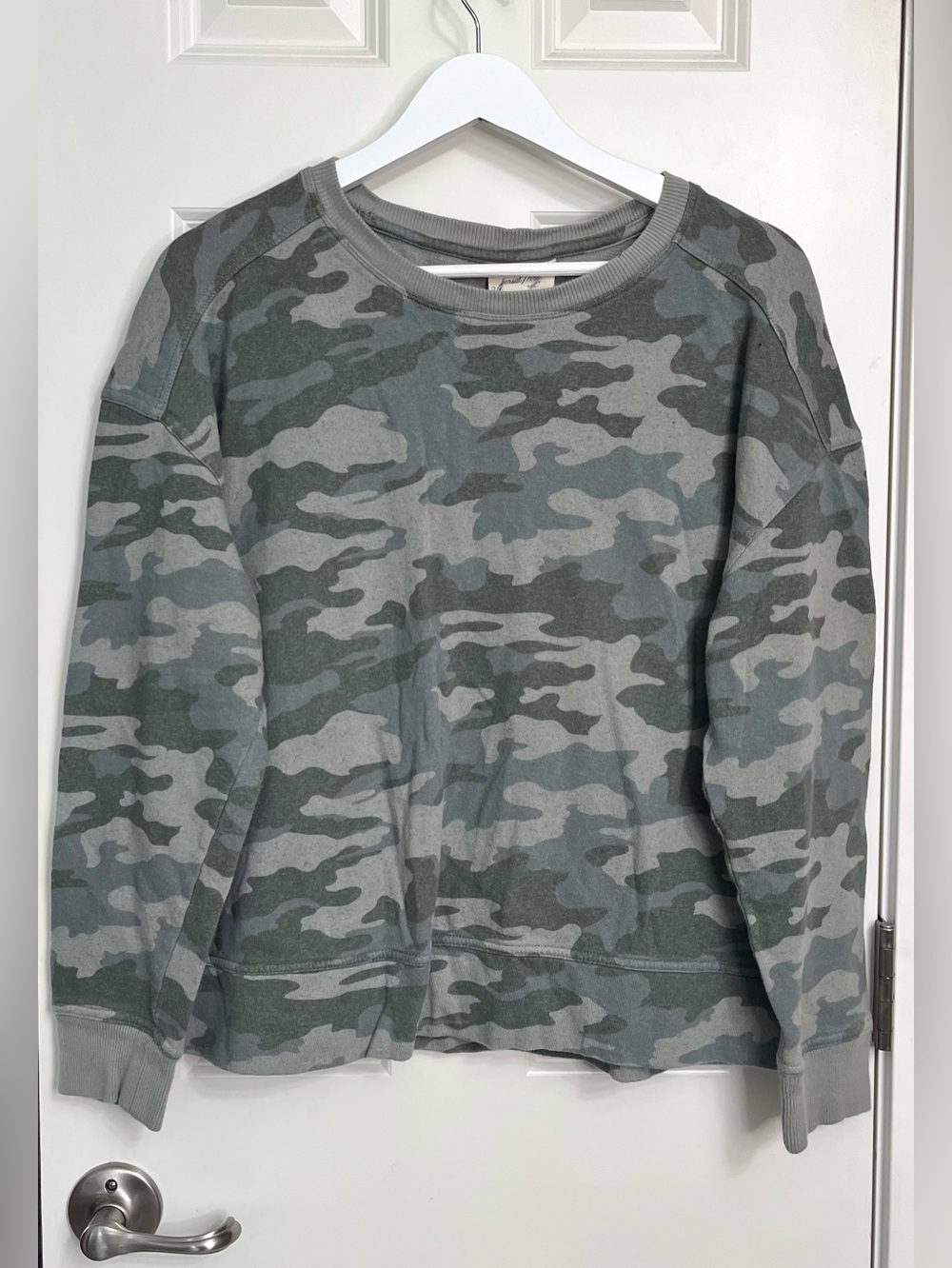 Universal Thread Camo Crewneck Sweater